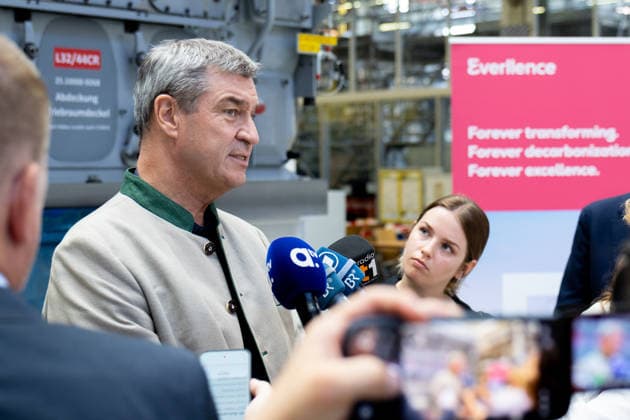 Augsburg, Bavaria, Germany - July 17, 2026: Company visit to Everllence SE at its Augsburg facility. Everllence (formerly MAN Energy Solutions) develops, among other things, large engines, large heat pumps, and technologies for hydrogen and ammonia applications. Dr. Markus Söder (Minister-President of Bavaria, CSU) in an interview with media and press representatives *** Unternehmensbesuch bei Everllence SE am Unternehmensstandort in Augsburg. Everllence (ehemals MAN Energy Solutions) entwickelt unter anderem Großmotoren, Großwärmepumpen sowie Technologien für Wasserstoff- und Ammoniakanwendungen. Dr. Markus Söder (Ministerpräsident Bayern, CSU) im Interview mit Medien und Pressevertretern