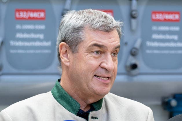 Augsburg, Bavaria, Germany - July 17, 2026: Company visit to Everllence SE at its Augsburg facility. Everllence (formerly MAN Energy Solutions) develops, among other things, large engines, large heat pumps, and technologies for hydrogen and ammonia applications. Dr. Markus Söder (Minister-President of Bavaria, CSU) in an interview with media and press representatives *** Unternehmensbesuch bei Everllence SE am Unternehmensstandort in Augsburg. Everllence (ehemals MAN Energy Solutions) entwickelt unter anderem Großmotoren, Großwärmepumpen sowie Technologien für Wasserstoff- und Ammoniakanwendungen. Dr. Markus Söder (Ministerpräsident Bayern, CSU) im Interview mit Medien und Pressevertretern