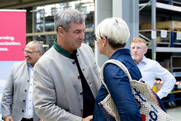 Augsburg, Bavaria, Germany - July 17, 2026: Company visit to Everllence SE at its Augsburg facility. Everllence (formerly MAN Energy Solutions) develops, among other things, large engines, large heat pumps, and technologies for hydrogen and ammonia applications. Dr. Markus Söder (Minister President of Bavaria, CSU) bids farewell to Eva Weber (former Mayor of Augsburg, CSU) with a handshake *** Unternehmensbesuch bei Everllence SE am Unternehmensstandort in Augsburg. Everllence (ehemals MAN Energy Solutions) entwickelt unter anderem Großmotoren, Großwärmepumpen sowie Technologien für Wasserstoff- und Ammoniakanwendungen. Dr. Markus Söder (Ministerpräsident Bayern, CSU) verabschiedet sich bei Eva Weber (ehemalige OB, Oberbürgermeister