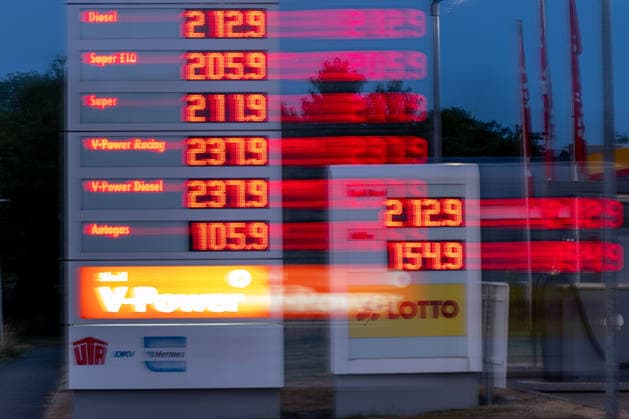 Steigende Kraftstoffpreise Symbolbild mit Bewegungsunschärfe 15.07.26, Limburg: Symbolfoto, Illustrationsbild, Symbolbild, Illustrationsfoto, Alltagsszene Künstlerisch gestaltete Langzeitbelichtung einer Kraftstoffpreisanzeige an einer Tankstelle. Die überlagerten und verwischten Preisanzeigen symbolisieren die Dynamik steigender Benzin- und Dieselpreise sowie die Belastung durch hohe Energie- und Mobilitätskosten. Das Motiv eignet sich als Symbolbild für Inflation, Energiekrise und die Preisentwicklung auf dem Kraftstoffmarkt. Limburg Hessen Deutschland *** Rising Fuel Prices: Symbolic Image with Motion Blur, July 26, 2015, Limburg; Symbolic Photo, Illustrative Image, Symbolic Image, Illustrative Photo, Everyday scene: Artistic Copyright: xThorstenxWagnerx