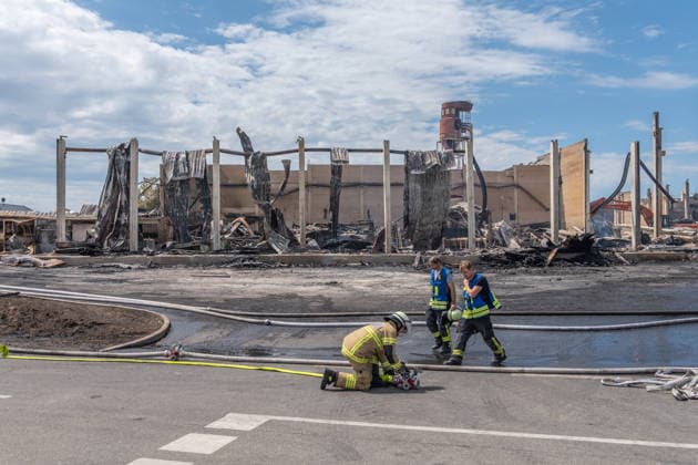 Eberhardzell-Füramoos Grossbrand Eberhardzell-Füramoos Tag 2 Tag 2 Grossbrand Eberhardzell-Füramoos in Holzbaufirma, Kilometerweite Rauchwolke, Brand hat um 14:40 Uhr begonnen lt. Aussage eines Mitarbeiters eines gegenüberliegenden Autohaus. Löscharbeiten werden lange andauern *** Eberhardzell Füramoos Major Fire in Eberhardzell Füramoos Day 2 Day 2 Major Fire in Eberhardzell Füramoos at a wood construction company; a cloud of smoke stretching for kilometers; the fire began at 2:40 p.m., according to an employee at a car dealership across the street; firefighting efforts are expected to continue for a long time Copyright: xEibner-Pressefotox EP_EER