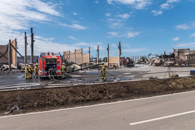 Eberhardzell-Füramoos Grossbrand Eberhardzell-Füramoos Tag 2 Tag 2 Grossbrand Eberhardzell-Füramoos in Holzbaufirma, Kilometerweite Rauchwolke, Brand hat um 14:40 Uhr begonnen lt. Aussage eines Mitarbeiters eines gegenüberliegenden Autohaus. Löscharbeiten werden lange andauern *** Eberhardzell Füramoos Major Fire in Eberhardzell Füramoos Day 2 Day 2 Major Fire in Eberhardzell Füramoos at a wood construction company; a cloud of smoke stretching for kilometers; the fire began at 2:40 p.m., according to an employee at a car dealership across the street; firefighting efforts are expected to continue for a long time Copyright: xEibner-Pressefotox EP_EER