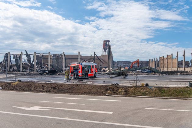 Eberhardzell-Füramoos Grossbrand Eberhardzell-Füramoos Tag 2 Tag 2 Grossbrand Eberhardzell-Füramoos in Holzbaufirma, Kilometerweite Rauchwolke, Brand hat um 14:40 Uhr begonnen lt. Aussage eines Mitarbeiters eines gegenüberliegenden Autohaus. Löscharbeiten werden lange andauern *** Eberhardzell Füramoos Major Fire in Eberhardzell Füramoos Day 2 Day 2 Major Fire in Eberhardzell Füramoos at a wood construction company; a cloud of smoke stretching for kilometers; the fire began at 2:40 p.m., according to an employee at a car dealership across the street; firefighting efforts are expected to continue for a long time Copyright: xEibner-Pressefotox EP_EER