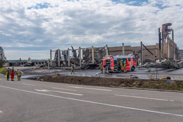 Eberhardzell-Füramoos Grossbrand Eberhardzell-Füramoos Tag 2 Tag 2 Grossbrand Eberhardzell-Füramoos in Holzbaufirma, Kilometerweite Rauchwolke, Brand hat um 14:40 Uhr begonnen lt. Aussage eines Mitarbeiters eines gegenüberliegenden Autohaus. Löscharbeiten werden lange andauern *** Eberhardzell Füramoos Major Fire in Eberhardzell Füramoos Day 2 Day 2 Major Fire in Eberhardzell Füramoos at a wood construction company; a cloud of smoke stretching for kilometers; the fire began at 2:40 p.m., according to an employee at a car dealership across the street; firefighting efforts are expected to continue for a long time Copyright: xEibner-Pressefotox EP_EER