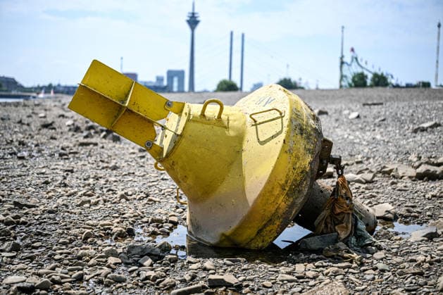 Dürre zeigt Folgen Rhein führt kaum noch Wasser, Sandbänk, Eine Boje, die normalerweise im Wasser schwimmt, liegt auf dem trockengefallenen Grund und macht das Ausmaß des Niedrigwassers besonders eindrucksvoll sichtbar. Der Rhein führt aufgrund anhaltender Trockenheit und ausbleibender Niederschläge außergewöhnlich wenig Wasser. Große Teile des Flussbetts sind bei Düsseldorf freigelegt, Sand- und Kiesflächen treten deutlich hervor. Das Niedrigwasser beeinträchtigt die Schifffahrt und verdeutlicht die Auswirkungen der langanhaltenden Trockenperiode. Düsseldorf Nordrhein-Westfalen Deutschland Düsseldorf *** Drought Takes Its Toll: The Rhine Is Barely Carrying Any Water; Sandbank, A buoy that normally floats in the water now Copyright: x xonw-imagesx xPhilippxAndrÃ x