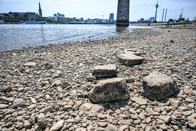 Dürre zeigt Folgen Rhein führt kaum noch Wasser, Sandbänk, Der Rhein führt aufgrund anhaltender Trockenheit und ausbleibender Niederschläge außergewöhnlich wenig Wasser. Große Teile des Flussbetts sind bei Düsseldorf freigelegt, Sand- und Kiesflächen treten deutlich hervor. Das Niedrigwasser beeinträchtigt die Schifffahrt und verdeutlicht die Auswirkungen der langanhaltenden Trockenperiode. Düsseldorf Nordrhein-Westfalen Deutschland Düsseldorf *** Drought Takes Its Toll: The Rhine Is Running Almost Dry, Sandbanks, Due to the ongoing drought and lack of rainfall, the Rhine is carrying an unusually low volume of water. Large sections of the riverbed near Düsseldorf are exposed, with areas of sand and gravel clearly visible. T Copyright: x xonw-imagesx xPhilippxAndrÃ x