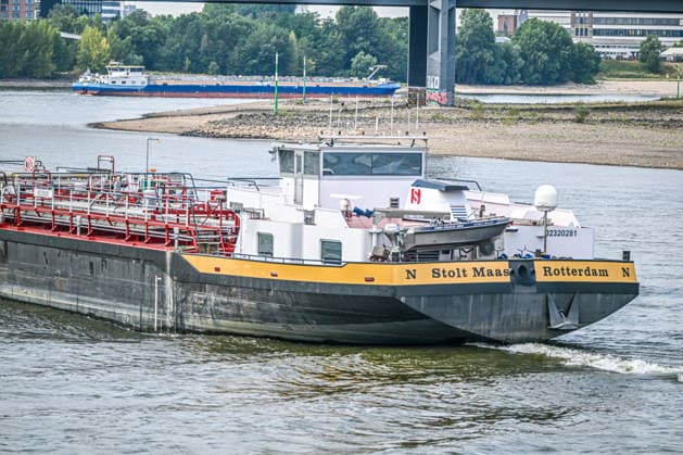 Dürre zeigt Folgen Rhein führt kaum noch Wasser, Sandbänk, Der Rhein führt aufgrund anhaltender Trockenheit und ausbleibender Niederschläge außergewöhnlich wenig Wasser. Große Teile des Flussbetts sind bei Düsseldorf freigelegt, Sand- und Kiesflächen treten deutlich hervor. Das Niedrigwasser beeinträchtigt die Schifffahrt und verdeutlicht die Auswirkungen der langanhaltenden Trockenperiode. Düsseldorf Nordrhein-Westfalen Deutschland Düsseldorf *** Drought Takes Its Toll: The Rhine Is Running Almost Dry, Sandbanks, Due to the ongoing drought and lack of rainfall, the Rhine is carrying an exceptionally low volume of water. Large sections of the riverbed near Düsseldorf are exposed, with areas of sand and gravel clearly visibl Copyright: x xonw-imagesx xPhilippxAndrÃ x