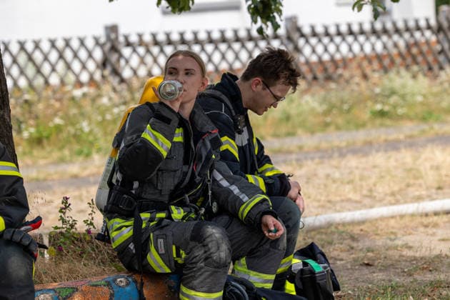 Brand im Dachbereich einer Grundschule in Gondsroth Bauarbeiten lösen Feuer aus Feuerwehr öffnet Dach für Glutnester Am 17.07.2026 brach gegen 11.15 Uhr im hessischen Hasselroth-Gondsroth ein Brand im Dachbereich des Nebengebäudes der Alten Dorfschule aus, verursacht durch Bauarbeiten. Die Feuerwehr Hasselroth brachte das Feuer mit allen drei Ortsteilen sowie einer Drehleiter der Feuerwehr Freigericht schnell unter Kontrolle. Um Glutnester zu löschen, öffneten die Einsatzkräfte das Dach. Verletzt wurde niemand, da wegen der hessischen Sommerferien keine Schülerinnen, Schüler oder Lehrkräfte vor Ort waren. Alte Dorfschule Hessen Deutschland *** Fire in the Roof Area of an Elementary School in Gondsroth; Construction Work S