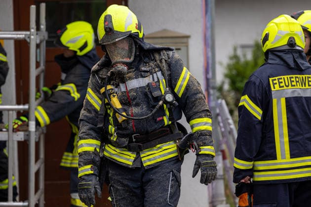 Brand im Dachbereich einer Grundschule in Gondsroth Bauarbeiten lösen Feuer aus Feuerwehr öffnet Dach für Glutnester Am 17.07.2026 brach gegen 11.15 Uhr im hessischen Hasselroth-Gondsroth ein Brand im Dachbereich des Nebengebäudes der Alten Dorfschule aus, verursacht durch Bauarbeiten. Die Feuerwehr Hasselroth brachte das Feuer mit allen drei Ortsteilen sowie einer Drehleiter der Feuerwehr Freigericht schnell unter Kontrolle. Um Glutnester zu löschen, öffneten die Einsatzkräfte das Dach. Verletzt wurde niemand, da wegen der hessischen Sommerferien keine Schülerinnen, Schüler oder Lehrkräfte vor Ort waren. Alte Dorfschule Hessen Deutschland *** Fire in the Roof Area of an Elementary School in Gondsroth; Construction Work S