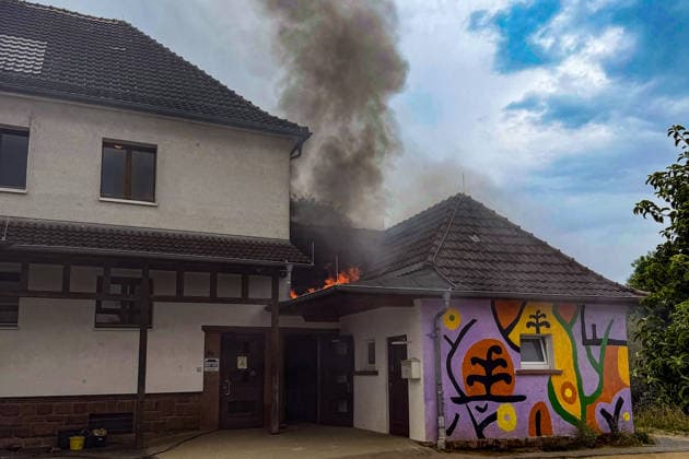 Brand im Dachbereich einer Grundschule in Gondsroth Bauarbeiten lösen Feuer aus Feuerwehr öffnet Dach für Glutnester Am 17.07.2026 brach gegen 11.15 Uhr im hessischen Hasselroth-Gondsroth ein Brand im Dachbereich des Nebengebäudes der Alten Dorfschule aus, verursacht durch Bauarbeiten. Die Feuerwehr Hasselroth brachte das Feuer mit allen drei Ortsteilen sowie einer Drehleiter der Feuerwehr Freigericht schnell unter Kontrolle. Um Glutnester zu löschen, öffneten die Einsatzkräfte das Dach. Verletzt wurde niemand, da wegen der hessischen Sommerferien keine Schülerinnen, Schüler oder Lehrkräfte vor Ort waren. Alte Dorfschule Hessen Deutschland *** Fire in the Roof Area of an Elementary School in Gondsroth; Construction Work S