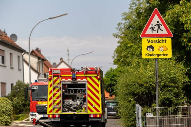 Brand im Dachbereich einer Grundschule in Gondsroth Bauarbeiten lösen Feuer aus Feuerwehr öffnet Dach für Glutnester Am 17.07.2026 brach gegen 11.15 Uhr im hessischen Hasselroth-Gondsroth ein Brand im Dachbereich des Nebengebäudes der Alten Dorfschule aus, verursacht durch Bauarbeiten. Die Feuerwehr Hasselroth brachte das Feuer mit allen drei Ortsteilen sowie einer Drehleiter der Feuerwehr Freigericht schnell unter Kontrolle. Um Glutnester zu löschen, öffneten die Einsatzkräfte das Dach. Verletzt wurde niemand, da wegen der hessischen Sommerferien keine Schülerinnen, Schüler oder Lehrkräfte vor Ort waren. Alte Dorfschule Hessen Deutschland *** Fire in the Roof Area of an Elementary School in Gondsroth; Construction Work S