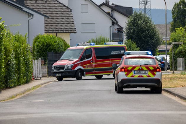 Brand im Dachbereich einer Grundschule in Gondsroth Bauarbeiten lösen Feuer aus Feuerwehr öffnet Dach für Glutnester Am 17.07.2026 brach gegen 11.15 Uhr im hessischen Hasselroth-Gondsroth ein Brand im Dachbereich des Nebengebäudes der Alten Dorfschule aus, verursacht durch Bauarbeiten. Die Feuerwehr Hasselroth brachte das Feuer mit allen drei Ortsteilen sowie einer Drehleiter der Feuerwehr Freigericht schnell unter Kontrolle. Um Glutnester zu löschen, öffneten die Einsatzkräfte das Dach. Verletzt wurde niemand, da wegen der hessischen Sommerferien keine Schülerinnen, Schüler oder Lehrkräfte vor Ort waren. Alte Dorfschule Hessen Deutschland *** Fire in the Roof Area of an Elementary School in Gondsroth; Construction Work S