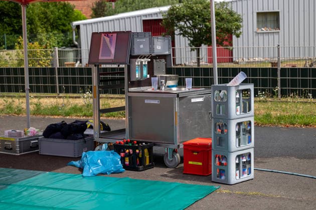 Brand im Dachbereich einer Grundschule in Gondsroth Bauarbeiten lösen Feuer aus Feuerwehr öffnet Dach für Glutnester Am 17.07.2026 brach gegen 11.15 Uhr im hessischen Hasselroth-Gondsroth ein Brand im Dachbereich des Nebengebäudes der Alten Dorfschule aus, verursacht durch Bauarbeiten. Die Feuerwehr Hasselroth brachte das Feuer mit allen drei Ortsteilen sowie einer Drehleiter der Feuerwehr Freigericht schnell unter Kontrolle. Um Glutnester zu löschen, öffneten die Einsatzkräfte das Dach. Verletzt wurde niemand, da wegen der hessischen Sommerferien keine Schülerinnen, Schüler oder Lehrkräfte vor Ort waren. Alte Dorfschule Hessen Deutschland *** Fire in the Roof Area of an Elementary School in Gondsroth; Construction Work S
