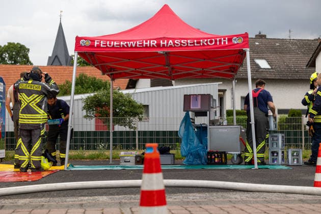 Brand im Dachbereich einer Grundschule in Gondsroth Bauarbeiten lösen Feuer aus Feuerwehr öffnet Dach für Glutnester Am 17.07.2026 brach gegen 11.15 Uhr im hessischen Hasselroth-Gondsroth ein Brand im Dachbereich des Nebengebäudes der Alten Dorfschule aus, verursacht durch Bauarbeiten. Die Feuerwehr Hasselroth brachte das Feuer mit allen drei Ortsteilen sowie einer Drehleiter der Feuerwehr Freigericht schnell unter Kontrolle. Um Glutnester zu löschen, öffneten die Einsatzkräfte das Dach. Verletzt wurde niemand, da wegen der hessischen Sommerferien keine Schülerinnen, Schüler oder Lehrkräfte vor Ort waren. Alte Dorfschule Hessen Deutschland *** Fire in the Roof Area of an Elementary School in Gondsroth; Construction Work S