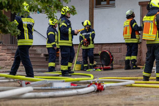 Brand im Dachbereich einer Grundschule in Gondsroth Bauarbeiten lösen Feuer aus Feuerwehr öffnet Dach für Glutnester Am 17.07.2026 brach gegen 11.15 Uhr im hessischen Hasselroth-Gondsroth ein Brand im Dachbereich des Nebengebäudes der Alten Dorfschule aus, verursacht durch Bauarbeiten. Die Feuerwehr Hasselroth brachte das Feuer mit allen drei Ortsteilen sowie einer Drehleiter der Feuerwehr Freigericht schnell unter Kontrolle. Um Glutnester zu löschen, öffneten die Einsatzkräfte das Dach. Verletzt wurde niemand, da wegen der hessischen Sommerferien keine Schülerinnen, Schüler oder Lehrkräfte vor Ort waren. Alte Dorfschule Hessen Deutschland *** Fire in the Roof Area of an Elementary School in Gondsroth; Construction Work S