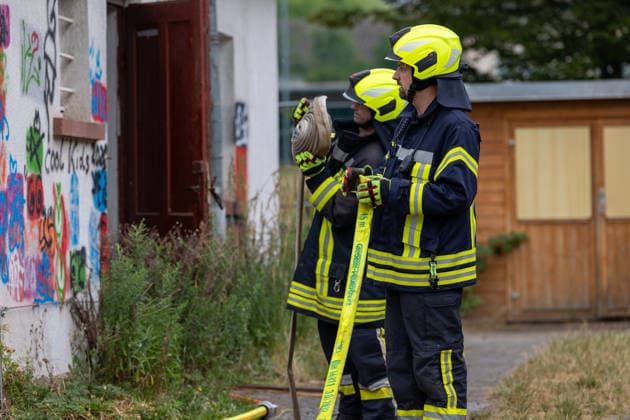 Brand im Dachbereich einer Grundschule in Gondsroth Bauarbeiten lösen Feuer aus Feuerwehr öffnet Dach für Glutnester Am 17.07.2026 brach gegen 11.15 Uhr im hessischen Hasselroth-Gondsroth ein Brand im Dachbereich des Nebengebäudes der Alten Dorfschule aus, verursacht durch Bauarbeiten. Die Feuerwehr Hasselroth brachte das Feuer mit allen drei Ortsteilen sowie einer Drehleiter der Feuerwehr Freigericht schnell unter Kontrolle. Um Glutnester zu löschen, öffneten die Einsatzkräfte das Dach. Verletzt wurde niemand, da wegen der hessischen Sommerferien keine Schülerinnen, Schüler oder Lehrkräfte vor Ort waren. Alte Dorfschule Hessen Deutschland *** Fire in the Roof Area of an Elementary School in Gondsroth; Construction Work S
