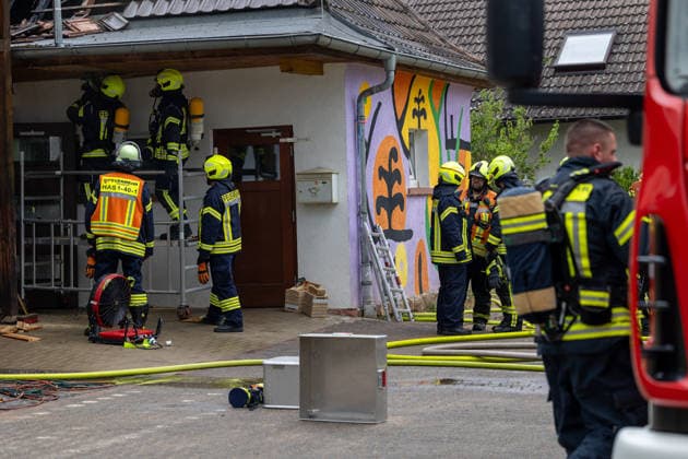 Brand im Dachbereich einer Grundschule in Gondsroth Bauarbeiten lösen Feuer aus Feuerwehr öffnet Dach für Glutnester Am 17.07.2026 brach gegen 11.15 Uhr im hessischen Hasselroth-Gondsroth ein Brand im Dachbereich des Nebengebäudes der Alten Dorfschule aus, verursacht durch Bauarbeiten. Die Feuerwehr Hasselroth brachte das Feuer mit allen drei Ortsteilen sowie einer Drehleiter der Feuerwehr Freigericht schnell unter Kontrolle. Um Glutnester zu löschen, öffneten die Einsatzkräfte das Dach. Verletzt wurde niemand, da wegen der hessischen Sommerferien keine Schülerinnen, Schüler oder Lehrkräfte vor Ort waren. Alte Dorfschule Hessen Deutschland *** Fire in the Roof Area of an Elementary School in Gondsroth; Construction Work S