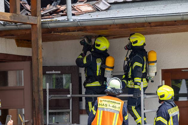 Brand im Dachbereich einer Grundschule in Gondsroth Bauarbeiten lösen Feuer aus Feuerwehr öffnet Dach für Glutnester Am 17.07.2026 brach gegen 11.15 Uhr im hessischen Hasselroth-Gondsroth ein Brand im Dachbereich des Nebengebäudes der Alten Dorfschule aus, verursacht durch Bauarbeiten. Die Feuerwehr Hasselroth brachte das Feuer mit allen drei Ortsteilen sowie einer Drehleiter der Feuerwehr Freigericht schnell unter Kontrolle. Um Glutnester zu löschen, öffneten die Einsatzkräfte das Dach. Verletzt wurde niemand, da wegen der hessischen Sommerferien keine Schülerinnen, Schüler oder Lehrkräfte vor Ort waren. Alte Dorfschule Hessen Deutschland *** Fire in the Roof Area of an Elementary School in Gondsroth; Construction Work S