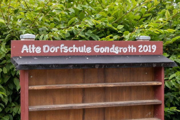 Brand im Dachbereich einer Grundschule in Gondsroth Bauarbeiten lösen Feuer aus Feuerwehr öffnet Dach für Glutnester Am 17.07.2026 brach gegen 11.15 Uhr im hessischen Hasselroth-Gondsroth ein Brand im Dachbereich des Nebengebäudes der Alten Dorfschule aus, verursacht durch Bauarbeiten. Die Feuerwehr Hasselroth brachte das Feuer mit allen drei Ortsteilen sowie einer Drehleiter der Feuerwehr Freigericht schnell unter Kontrolle. Um Glutnester zu löschen, öffneten die Einsatzkräfte das Dach. Verletzt wurde niemand, da wegen der hessischen Sommerferien keine Schülerinnen, Schüler oder Lehrkräfte vor Ort waren. Alte Dorfschule Hessen Deutschland *** Fire in the Roof Area of an Elementary School in Gondsroth; Construction Work S