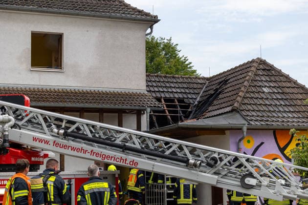 Brand im Dachbereich einer Grundschule in Gondsroth Bauarbeiten lösen Feuer aus Feuerwehr öffnet Dach für Glutnester Am 17.07.2026 brach gegen 11.15 Uhr im hessischen Hasselroth-Gondsroth ein Brand im Dachbereich des Nebengebäudes der Alten Dorfschule aus, verursacht durch Bauarbeiten. Die Feuerwehr Hasselroth brachte das Feuer mit allen drei Ortsteilen sowie einer Drehleiter der Feuerwehr Freigericht schnell unter Kontrolle. Um Glutnester zu löschen, öffneten die Einsatzkräfte das Dach. Verletzt wurde niemand, da wegen der hessischen Sommerferien keine Schülerinnen, Schüler oder Lehrkräfte vor Ort waren. Alte Dorfschule Hessen Deutschland *** Fire in the Roof Area of an Elementary School in Gondsroth; Construction Work S