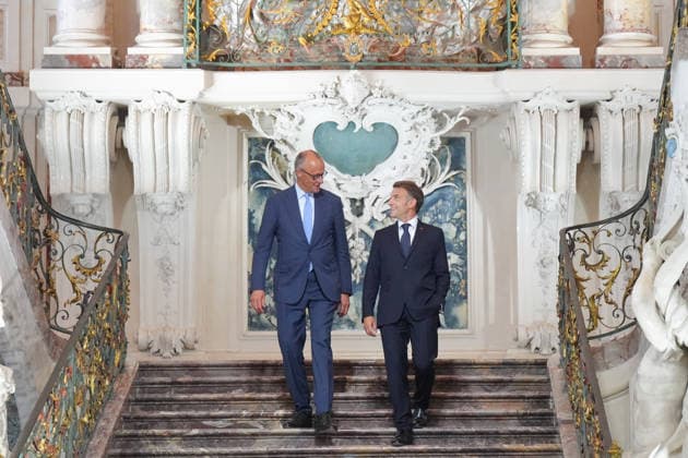 Pressekonferent nach dem 26. Deutsch-Franzoesischer Ministerrat Bundeskanzler Friedrich Merz gemeinsam mit Staatspraesident Emmanuel Macron auf dem Weg die Treppen hinab zur Pressekonferenz nach dem Deutsch-Franzoesischen Ministerrat , Bruehl, 17.07.2026 Bruehl NRW Deutschland *** Press Conference Following the 26th Franco-German Ministerial Council: Chancellor Friedrich Merz and President Emmanuel Macron on their way down the stairs to the press conference following the Franco-German Ministerial Council, Brühl, July 17, 2026, Brühl, North Rhine-Westphalia, Germany