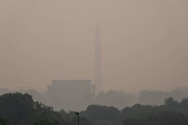 July 17, 2026, Washington, Dc, United States: Air pollution caused by smoke from Canadian wildfires has covered Washington, D.C. on July 17, 2026. Washington and much of the East Coast is under a Code Purple air quality warning, which is the air is unhealthy for any person. Washington United States - ZUMAl312 20260717_znp_l312_003 Copyright: xAndrewxLeydenx