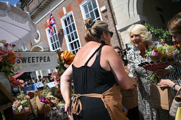 Charles and Camilla visit Blandford Forum Britain s Queen Camilla (R) meets with a stallholder working at the local farmer s market following a visit to the Main Hall at the Blandford Forum Town Hall and Corn Exchange in Blandford Forum, Dorset, south-west England on July 16, 2026., Credit:JUSTIN TALLIS PA ROTA - B68 Avalon United Kingdom, Dorset, Blandford Forum  Copyright: xJUSTINxTALLISx xPAxROTAx-xB68x xAvalonx 1117025672