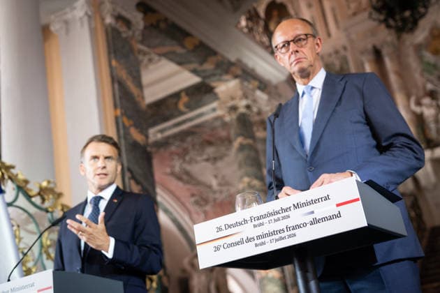 26. Deutsch-Franzoesischen Ministerrat auf Schloss Augustusburg Bundeskanzler Friedrich Merz gemeinsam mit Emmanuel Macron Praesidenten der Franzoesischen Republik, bei der gemeinsame Pressekonferenz im Anschluss an den 26. Deutsch-Französischen Ministerrat auf Schloss Augustusburg, Bruehl, 17.07.2026 Bruehl Nordrhein-Westfalen Deutschland *** 26th German-French Ministerial Council at Augustusburg Palace: Federal Chancellor Friedrich Merz together with Emmanuel Macron, President of the French Republic, at the joint press conference following the 26th German-French Ministerial Council at Augustusburg Palace, Brühl, July 17, 2026, Brühl, North Rhine-Westphalia, Germany