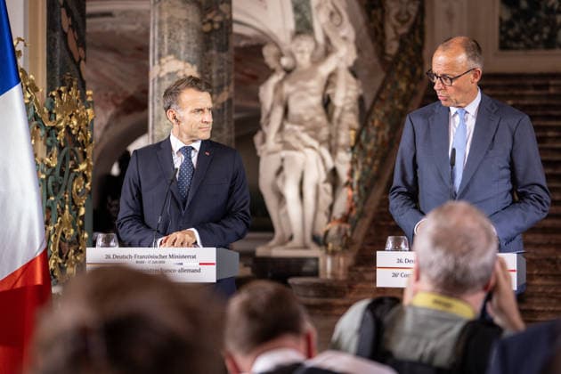 26. Deutsch-Franzoesischen Ministerrat auf Schloss Augustusburg Bundeskanzler Friedrich Merz gemeinsam mit Emmanuel Macron Praesidenten der Franzoesischen Republik, bei der gemeinsame Pressekonferenz im Anschluss an den 26. Deutsch-Französischen Ministerrat auf Schloss Augustusburg, Bruehl, 17.07.2026 Bruehl Nordrhein-Westfalen Deutschland *** 26th German-French Ministerial Council at Augustusburg Palace: Federal Chancellor Friedrich Merz together with Emmanuel Macron, President of the French Republic, at the joint press conference following the 26th German-French Ministerial Council at Augustusburg Palace, Brühl, July 17, 2026, Brühl, North Rhine-Westphalia, Germany