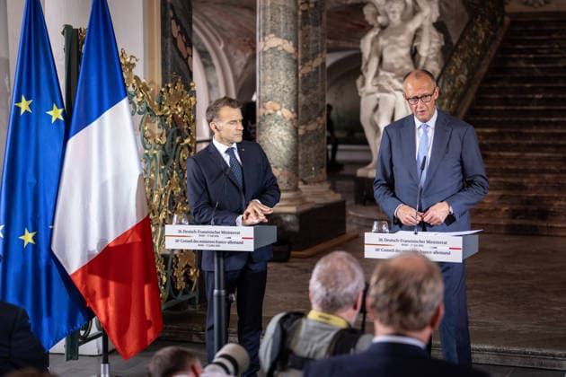 26. Deutsch-Franzoesischen Ministerrat auf Schloss Augustusburg Bundeskanzler Friedrich Merz gemeinsam mit Emmanuel Macron Praesidenten der Franzoesischen Republik, bei der gemeinsame Pressekonferenz im Anschluss an den 26. Deutsch-Französischen Ministerrat auf Schloss Augustusburg, Bruehl, 17.07.2026 Bruehl Nordrhein-Westfalen Deutschland *** 26th German-French Ministerial Council at Augustusburg Palace: Federal Chancellor Friedrich Merz together with Emmanuel Macron, President of the French Republic, at the joint press conference following the 26th German-French Ministerial Council at Augustusburg Palace, Brühl, July 17, 2026, Brühl, North Rhine-Westphalia, Germany