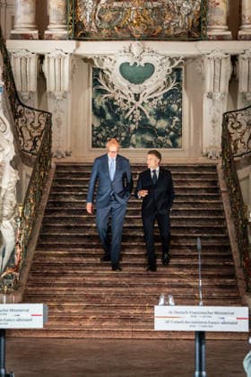26. Deutsch-Franzoesischen Ministerrat auf Schloss Augustusburg Bundeskanzler Friedrich Merz gemeinsam mit Emmanuel Macron Praesidenten der Franzoesischen Republik; schreiten die Treppe des Schloss Augustusburg hinunter zur gemeinsame Pressekonferenz im Anschluss an den 26. Deutsch-Französischen Ministerrat auf Schloss Augustusburg; Bruehl; 17.07.2026 gemeinsam mit; Bruehl; 17.07.2026 Bruehl Nordrhein-Westfalen Deutschland *** 26th Franco-German Ministerial Council at Augustusburg Palace: German Chancellor Friedrich Merz, together with Emmanuel Macron, President of the French Republic, walk down the stairs of Augustusburg Palace to a joint press conference following the 26th Franco-German Ministerial Council at Augustusburg Palace in Brü