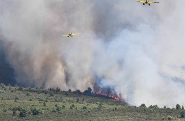 Four More Towns Evacuated Due to the La Mierla Fire, Which Has Reached the Heart of the Sierra Norte Natural Park. Aerial resources are working to extinguish the fire, as of July 17, 2026, in La Mierla, Guadalajara, Castilla-La Mancha, Spain. The spread of the fire that broke out on Thursday, July 16, in the town of La Mierla in Guadalajara has led the Government of Castilla-La Mancha to order the evacuation of the towns of Almiruete, Palancares, Semillas, and La Nava de Jadraque. JULY 17, 2026 Rafael Martí La Mierla, Guadalajara, Castile La Mierla, Guadalajara, Castile, Spain  Copyright: xRafaelxMartinx 7670424