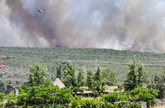 Four More Towns Evacuated Due to the La Mierla Fire, Which Has Reached the Heart of the Sierra Norte Natural Park A column of smoke is visible in the distance on July 17, 2026, in La Mierla, Guadalajara, Castilla-La Mancha, Spain. The spread of the fire that broke out on Thursday, July 16, in the Guadalajara town of La Mierla has led the Government of Castilla-La Mancha to order the evacuation of the towns of Almiruete, Palancares, Semillas, and La Nava de Jadraque. JULY 17, 2026 Rafael Martí La Mierla, Guadalajara, Castile La Mierla, Guadalajara, Castile, Spain  Copyright: xRafaelxMartinx 7670443