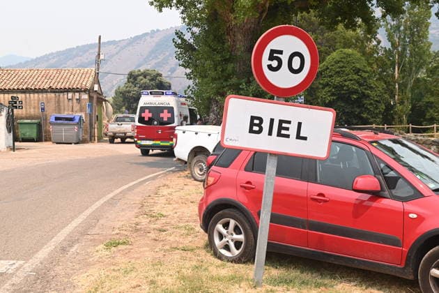 The Orés forest fire in Zaragoza remains active, has burned 12,000 hectares, and residents of 5 municipalities remain evacuated. Entrance to Biel, July 17, 2026, in Las Cinco Villas, Zaragoza, Aragon, Spain The Orés wildfire, in the Las Cinco Villas region of Zaragoza, remains active; it has spread significantly overnight, with an area of approximately 12,000 hectares burned, and five municipalities remain evacuated. Operational Situation 2, Level 2, of the Special Civil Protection Plan for Forest Fires (PROCINFO) has been activated, and in addition to the towns of Orés, Asín, Luesia, Malpica de Arba, and Uncastillo remain evacuated, several roads remain closed. JULY 17, 2026 Ramó Las Cinco Villas, Zaragoza, Aragon Las Cinco Villas, Zarago  Copyright: xRamonxCometx 7670452