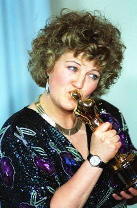 BRENDA FRICKER Irish Actress Attending the 1990 Academy Awards in Los Angeles COMPULSORY CREDIT: UPPA Photoshot Photo UMS 000409 Y-34a 26.03.1990 BRENDA FRICKER Irish Actress Attending the 1990 Academy Awards in Los Angeles, Credit:Starstock Photoshot UPPA . - B21 Avalon United Kingdom  Copyright: xStarstock Photoshotx xUPPAx.x-xB21x xAvalonx 0559537197