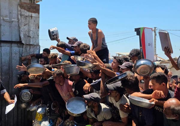 Palestinians queue for meals at charity kitchen in Al-Mawasi Palestinians queue under the scorching sun to receive meals from one of the few remaining charity kitchens in the Al-Mawasi area of Khan Younis, southern Gaza Strip, on July 17, 2026. The charity kitchen is among the limited food distribution points continuing to operate amid the ongoing humanitarian crisis in the Gaza Strip. Photo by Tariq Mohammad APA Images Khan Yunis Gaza Strip Palestinian Territory 170726_Khan_Yunis_APA_00(9) Copyright: xapaimagesxTariqxMohammad xAPAxImagesx