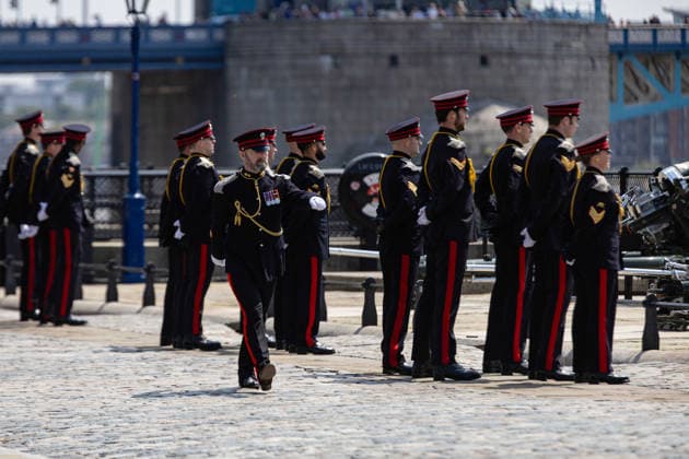 62 Gun Royal Salute for The Queen s Birthday at the Tower of London, London, UK 17 July 2026 Soldiers from the Honourable Artillery Company fire a 62 Gun Royal Salute from Tower Wharf at the Tower of London, London, UK, on 17 July 2026, to mark Her Majesty The Queen s birthday. Three 25-pounder artillery guns fire in turn at ten-second intervals, with white smoke filling the wharf. The Honourable Artillery Company, the oldest regiment in the British Army with origins dating to 1537, has fired gun salutes from the Tower of London since 1924., Credit:Pete Speller Avalon  Copyright: xPetexSpellerx xAvalonx 1117030457