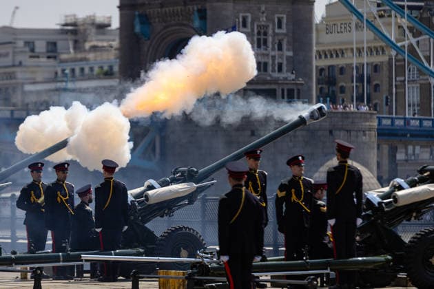 62 Gun Royal Salute for The Queen s Birthday at the Tower of London, London, UK 17 July 2026 Soldiers from the Honourable Artillery Company fire a 62 Gun Royal Salute from Tower Wharf at the Tower of London, London, UK, on 17 July 2026, to mark Her Majesty The Queen s birthday. Three 25-pounder artillery guns fire in turn at ten-second intervals, with white smoke filling the wharf. The Honourable Artillery Company, the oldest regiment in the British Army with origins dating to 1537, has fired gun salutes from the Tower of London since 1924., Credit:Pete Speller Avalon  Copyright: xPetexSpellerx xAvalonx 1117030529