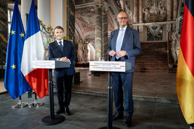 26. Deutsch-Franzoesischen Ministerrat auf Schloss Augustusburg Bundeskanzler Friedrich Merz gemeinsam mit Emmanuel Macron Praesidenten der Franzoesischen Republik, bei der gemeinsame Pressekonferenz im Anschluss an den 26. Deutsch-Französischen Ministerrat auf Schloss Augustusburg, Bruehl, 17.07.2026 Bruehl Nordrhein-Westfalen Deutschland *** 26th German-French Ministerial Council at Augustusburg Palace: Federal Chancellor Friedrich Merz together with Emmanuel Macron, President of the French Republic, at the joint press conference following the 26th German-French Ministerial Council at Augustusburg Palace, Brühl, July 17, 2026, Brühl, North Rhine-Westphalia, Germany