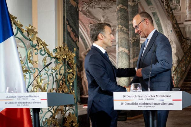 26. Deutsch-Franzoesischen Ministerrat auf Schloss Augustusburg Bundeskanzler Friedrich Merz und Emmanuel Macron Praesidenten der Franzoesischen Republik, geben sich am Ende der gemeinsamen Pressekonferenz die Hand. Im Anschluss an den 26. Deutsch-Französischen Ministerrat auf Schloss Augustusburg, Bruehl, 17.07.2026 Bruehl Nordrhein-Westfalen Deutschland *** 26th German-French Ministerial Council at Augustusburg Palace: German Chancellor Friedrich Merz and Emmanuel Macron, President of the French Republic, shake hands at the end of their joint press conference. Following the 26th German-French Ministerial Council at Augustusburg Palace, Brühl, July 17, 2026, Brühl, North Rhine-Westphalia, Germany