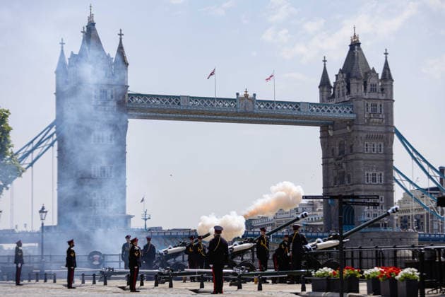 62 Gun Royal Salute for The Queen s Birthday at the Tower of London, London, UK 17 July 2026 Soldiers from the Honourable Artillery Company fire a 62 Gun Royal Salute from Tower Wharf at the Tower of London, London, UK, on 17 July 2026, to mark Her Majesty The Queen s birthday. Three 25-pounder artillery guns fire in turn at ten-second intervals, with white smoke filling the wharf. The Honourable Artillery Company, the oldest regiment in the British Army with origins dating to 1537, has fired gun salutes from the Tower of London since 1924., Credit:Pete Speller Avalon  Copyright: xPetexSpellerx xAvalonx 1117030469