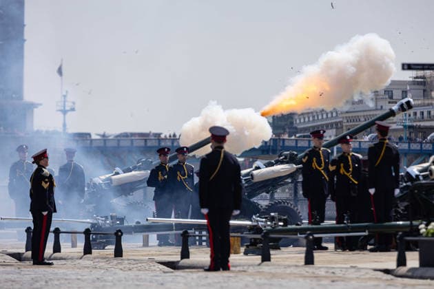 62 Gun Royal Salute for The Queen s Birthday at the Tower of London, London, UK 17 July 2026 Soldiers from the Honourable Artillery Company fire a 62 Gun Royal Salute from Tower Wharf at the Tower of London, London, UK, on 17 July 2026, to mark Her Majesty The Queen s birthday. Three 25-pounder artillery guns fire in turn at ten-second intervals, with white smoke filling the wharf. The Honourable Artillery Company, the oldest regiment in the British Army with origins dating to 1537, has fired gun salutes from the Tower of London since 1924., Credit:Pete Speller Avalon  Copyright: xPetexSpellerx xAvalonx 1117030482