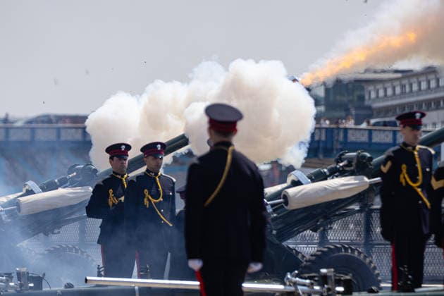 62 Gun Royal Salute for The Queen s Birthday at the Tower of London, London, UK 17 July 2026 Soldiers from the Honourable Artillery Company fire a 62 Gun Royal Salute from Tower Wharf at the Tower of London, London, UK, on 17 July 2026, to mark Her Majesty The Queen s birthday. Three 25-pounder artillery guns fire in turn at ten-second intervals, with white smoke filling the wharf. The Honourable Artillery Company, the oldest regiment in the British Army with origins dating to 1537, has fired gun salutes from the Tower of London since 1924., Credit:Pete Speller Avalon  Copyright: xPetexSpellerx xAvalonx 1117030493