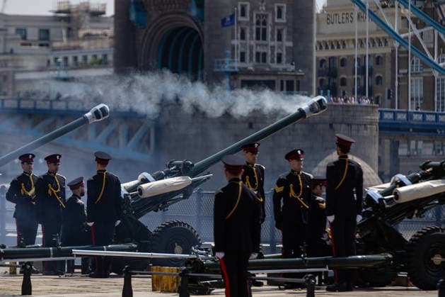 62 Gun Royal Salute for The Queen s Birthday at the Tower of London, London, UK 17 July 2026 Soldiers from the Honourable Artillery Company fire a 62 Gun Royal Salute from Tower Wharf at the Tower of London, London, UK, on 17 July 2026, to mark Her Majesty The Queen s birthday. Three 25-pounder artillery guns fire in turn at ten-second intervals, with white smoke filling the wharf. The Honourable Artillery Company, the oldest regiment in the British Army with origins dating to 1537, has fired gun salutes from the Tower of London since 1924., Credit:Pete Speller Avalon  Copyright: xPetexSpellerx xAvalonx 1117030502
