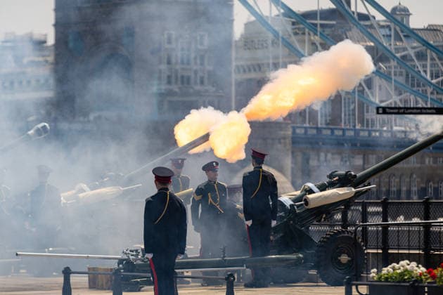 62 Gun Royal Salute for The Queen s Birthday at the Tower of London, London, UK 17 July 2026 Soldiers from the Honourable Artillery Company fire a 62 Gun Royal Salute from Tower Wharf at the Tower of London, London, UK, on 17 July 2026, to mark Her Majesty The Queen s birthday. Three 25-pounder artillery guns fire in turn at ten-second intervals, with white smoke filling the wharf. The Honourable Artillery Company, the oldest regiment in the British Army with origins dating to 1537, has fired gun salutes from the Tower of London since 1924., Credit:Pete Speller Avalon  Copyright: xPetexSpellerx xAvalonx 1117030554