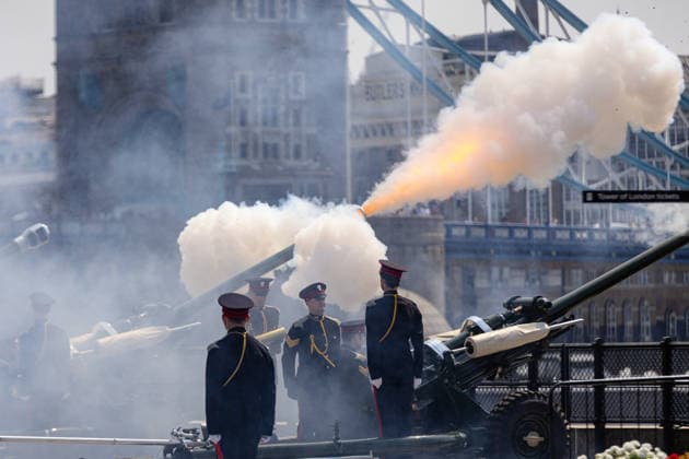 62 Gun Royal Salute for The Queen s Birthday at the Tower of London, London, UK 17 July 2026 Soldiers from the Honourable Artillery Company fire a 62 Gun Royal Salute from Tower Wharf at the Tower of London, London, UK, on 17 July 2026, to mark Her Majesty The Queen s birthday. Three 25-pounder artillery guns fire in turn at ten-second intervals, with white smoke filling the wharf. The Honourable Artillery Company, the oldest regiment in the British Army with origins dating to 1537, has fired gun salutes from the Tower of London since 1924., Credit:Pete Speller Avalon  Copyright: xPetexSpellerx xAvalonx 1117030565
