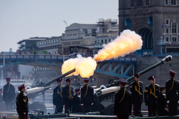 62 Gun Royal Salute for The Queen s Birthday at the Tower of London, London, UK 17 July 2026 Soldiers from the Honourable Artillery Company fire a 62 Gun Royal Salute from Tower Wharf at the Tower of London, London, UK, on 17 July 2026, to mark Her Majesty The Queen s birthday. Three 25-pounder artillery guns fire in turn at ten-second intervals, with white smoke filling the wharf. The Honourable Artillery Company, the oldest regiment in the British Army with origins dating to 1537, has fired gun salutes from the Tower of London since 1924., Credit:Pete Speller Avalon  Copyright: xPetexSpellerx xAvalonx 1117030693