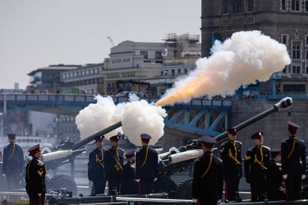 62 Gun Royal Salute for The Queen s Birthday at the Tower of London, London, UK 17 July 2026 Soldiers from the Honourable Artillery Company fire a 62 Gun Royal Salute from Tower Wharf at the Tower of London, London, UK, on 17 July 2026, to mark Her Majesty The Queen s birthday. Three 25-pounder artillery guns fire in turn at ten-second intervals, with white smoke filling the wharf. The Honourable Artillery Company, the oldest regiment in the British Army with origins dating to 1537, has fired gun salutes from the Tower of London since 1924., Credit:Pete Speller Avalon  Copyright: xPetexSpellerx xAvalonx 1117030705