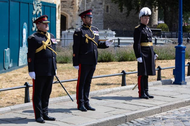 62 Gun Royal Salute for The Queen s Birthday at the Tower of London, London, UK 17 July 2026 Soldiers from the Honourable Artillery Company fire a 62 Gun Royal Salute from Tower Wharf at the Tower of London, London, UK, on 17 July 2026, to mark Her Majesty The Queen s birthday. Three 25-pounder artillery guns fire in turn at ten-second intervals, with white smoke filling the wharf. The Honourable Artillery Company, the oldest regiment in the British Army with origins dating to 1537, has fired gun salutes from the Tower of London since 1924., Credit:Pete Speller Avalon  Copyright: xPetexSpellerx xAvalonx 1117030716