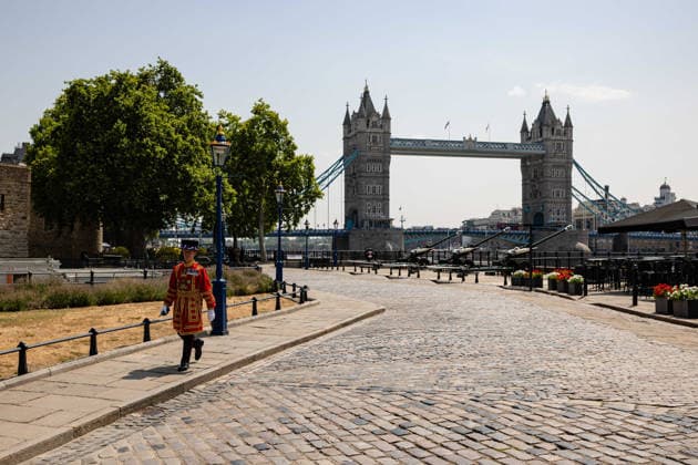 62 Gun Royal Salute for The Queen s Birthday at the Tower of London, London, UK 17 July 2026 Soldiers from the Honourable Artillery Company fire a 62 Gun Royal Salute from Tower Wharf at the Tower of London, London, UK, on 17 July 2026, to mark Her Majesty The Queen s birthday. Three 25-pounder artillery guns fire in turn at ten-second intervals, with white smoke filling the wharf. The Honourable Artillery Company, the oldest regiment in the British Army with origins dating to 1537, has fired gun salutes from the Tower of London since 1924., Credit:Pete Speller Avalon  Copyright: xPetexSpellerx xAvalonx 1117030874